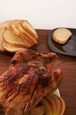 Tahta bir masada kızarmış kuş.