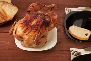 Tahta bir masada kızarmış kuş.