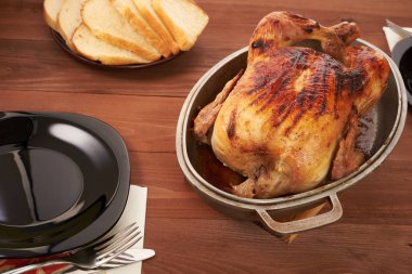 Tahta bir masada kızarmış kuş.