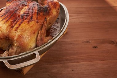 Tahta bir masada kızarmış kuş.