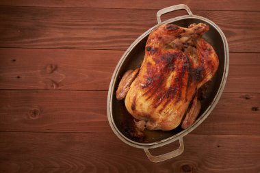 Tahta bir masada kızarmış kuş.