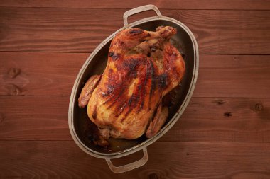 Tahta bir masada kızarmış kuş.