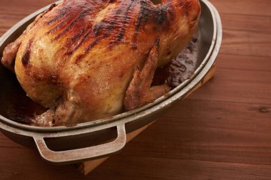 Tahta bir masada kızarmış kuş.