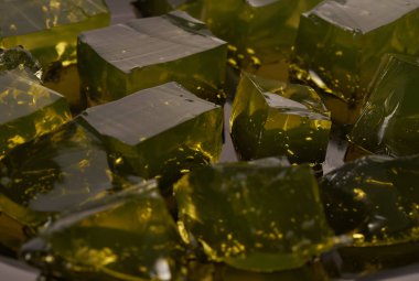 renkli arka plan üzerinde yeşil jöle