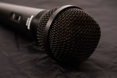 siyah mikrofon portre