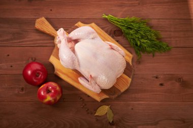 Ahşap bir masa üzerinde taze tavuk