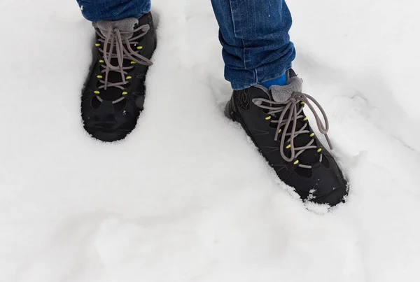 Ноги в обуви в белом снегу — стоковое фото