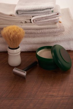 tıraş araçları bir ahşap yüzeye