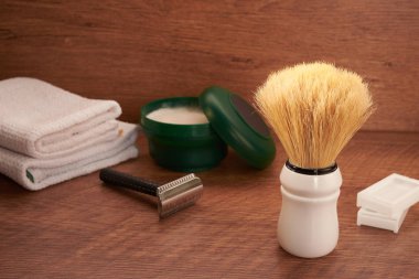 tıraş araçları bir ahşap yüzeye