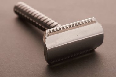 tıraş araçları bir tablo