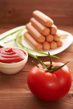 Beyaz bir tabak sosis