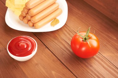 Beyaz bir tabak sosis