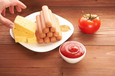 Beyaz bir tabak sosis