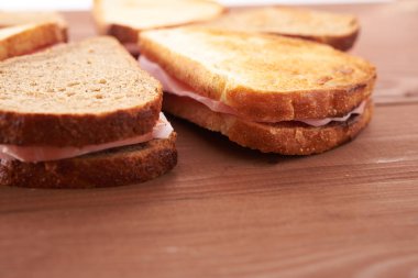 ahşap masa üzerinde üçgen sandviç