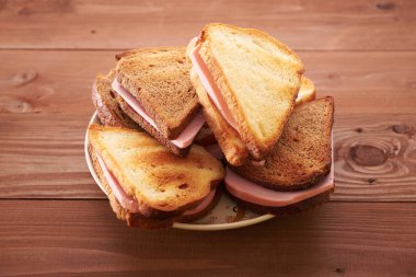 ahşap masa üzerinde üçgen sandviç