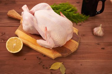 Ahşap bir masa üzerinde taze tavuk