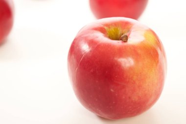 Kırmızı elma izole