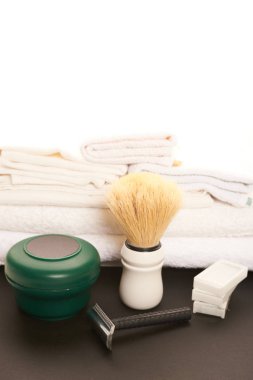 tıraş araçları bir tablo