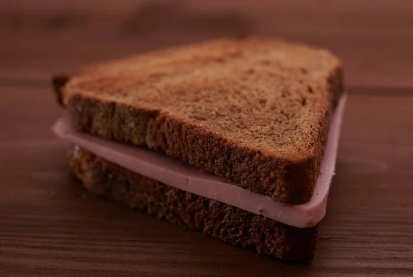 Sandwichs triangulaires sur table en bois — Photo