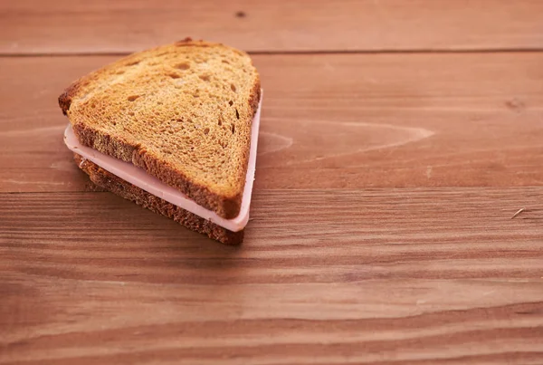 Ahşap masa üzerinde üçgen sandviç — Stok fotoğraf