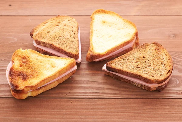 Ahşap masa üzerinde üçgen sandviç — Stok fotoğraf