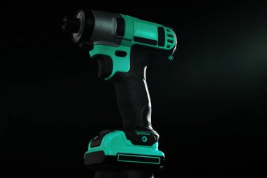 Şeytan için stüdyoda karanlık bir arka plan üzerinde elektrikli tornavida