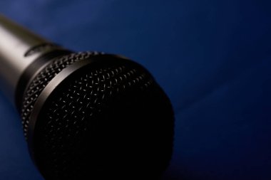 mavi bir arka plan üzerinde siyah stüdyo mikrofon