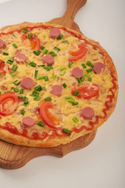 iştah açıcı pizza beyaz bir arka plan üzerinde
