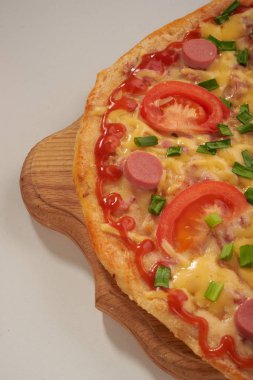 iştah açıcı pizza beyaz bir arka plan üzerinde