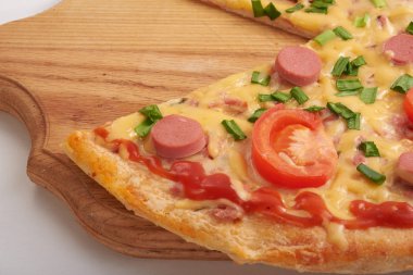 iştah açıcı pizza beyaz bir arka plan üzerinde