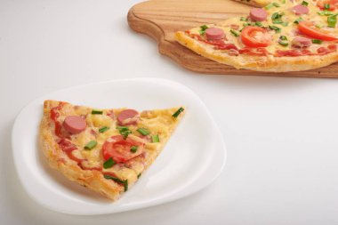 iştah açıcı pizza beyaz bir arka plan üzerinde
