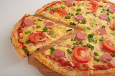 iştah açıcı pizza beyaz bir arka plan üzerinde