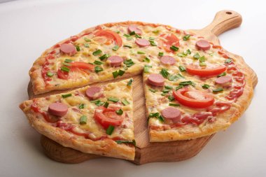 iştah açıcı pizza beyaz bir arka plan üzerinde