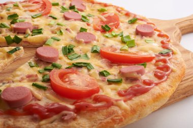 iştah açıcı pizza beyaz bir arka plan üzerinde