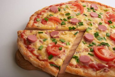 iştah açıcı pizza beyaz bir arka plan üzerinde