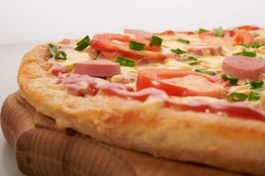 iştah açıcı pizza beyaz bir arka plan üzerinde