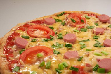 iştah açıcı pizza beyaz bir arka plan üzerinde