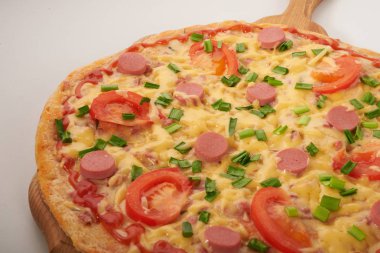 iştah açıcı pizza beyaz bir arka plan üzerinde