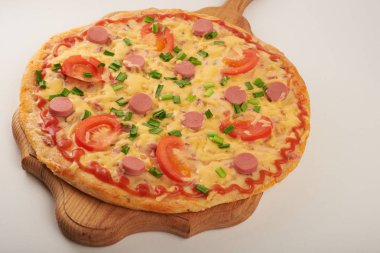 iştah açıcı pizza beyaz bir arka plan üzerinde
