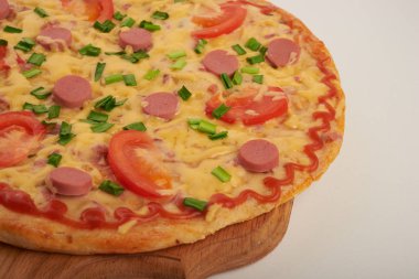 iştah açıcı pizza beyaz bir arka plan üzerinde