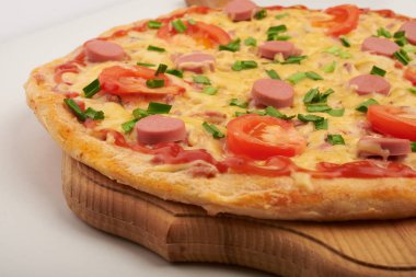 iştah açıcı pizza beyaz bir arka plan üzerinde