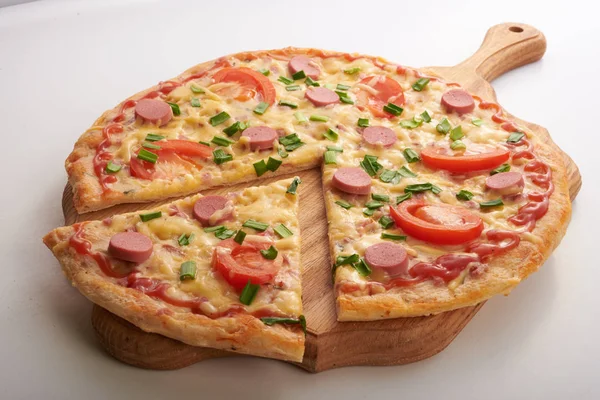 Appetitliche Pizza auf weißem Hintergrund — Stockfoto