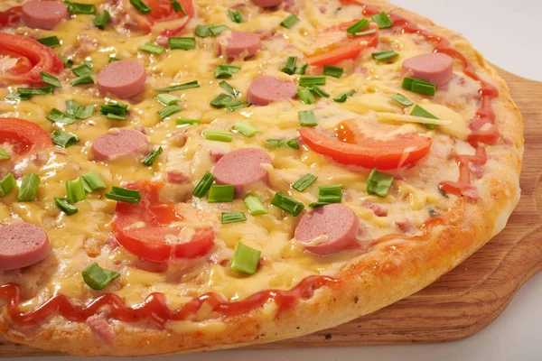 Pizza appetitosa su sfondo bianco — Foto Stock