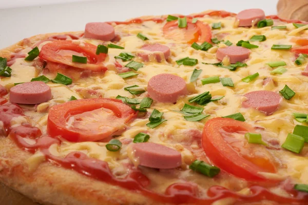 Pizza appetitosa su sfondo bianco — Foto Stock