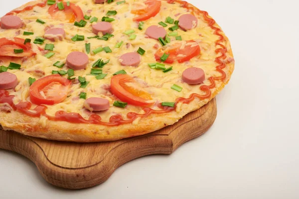 Pizza appetitosa su sfondo bianco — Foto Stock