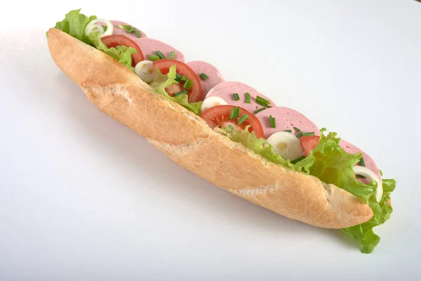 Sandwich met worst en groenten geïsoleerd — Stockfoto