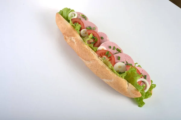 Sandwich aux saucisses et légumes isolés — Photo