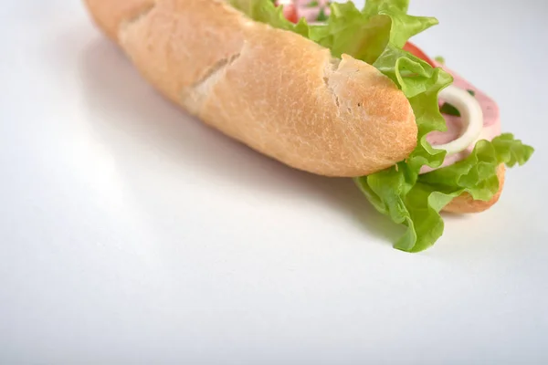 Panino con salsiccia e verdure isolate — Foto Stock