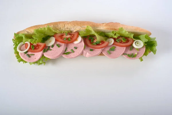 Sandwich aux saucisses et légumes isolés — Photo