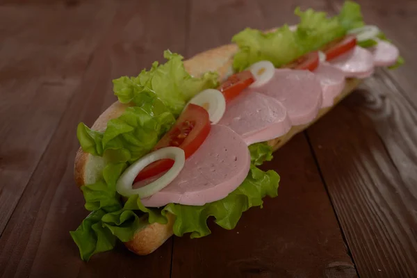 木制的桌子上的蔬菜和香肠三明治 — 图库照片
